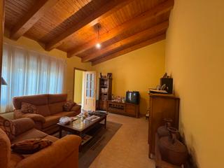 Casa a Calle calzada 36. Grupo integra, casa con patio en venta en esguevillas de esgueva