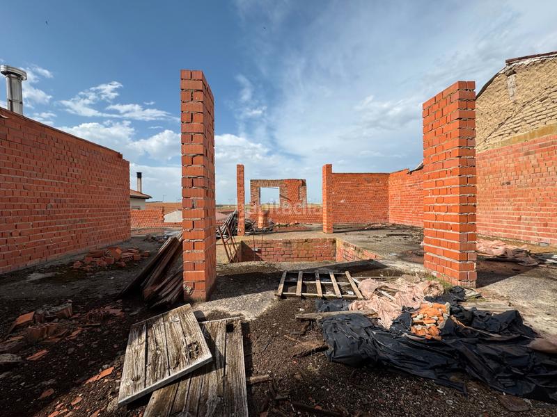 Foto 4aa6ba19-0e1f-46a8-8078-a49bf0b52404. Masía en calle don ramon y cajal 13 grupo integra, casa de pueblo como posada con proyecto y licencia de obras con obra iniciada . en Adanero