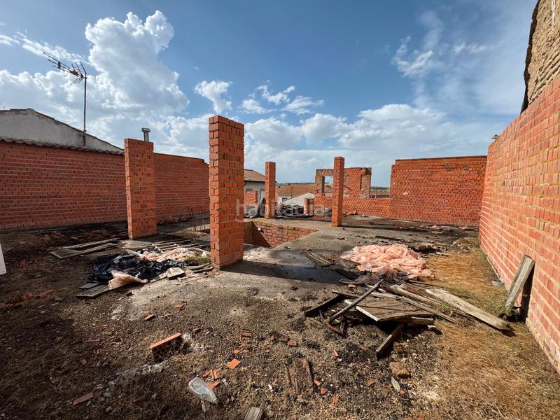 Foto db6af93c-f359-4c10-9fbd-8caf7880ab6a. Masía en calle don ramon y cajal 13 grupo integra, casa de pueblo como posada con proyecto y licencia de obras con obra iniciada . en Adanero