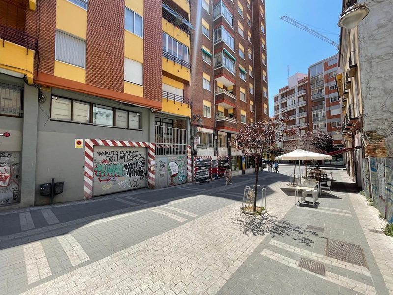 Foto b680cab1-7f38-4e2d-8b8d-66a6129d08f6. Aparcament cotxe a calle de los moros 4 a San Martín Valladolid