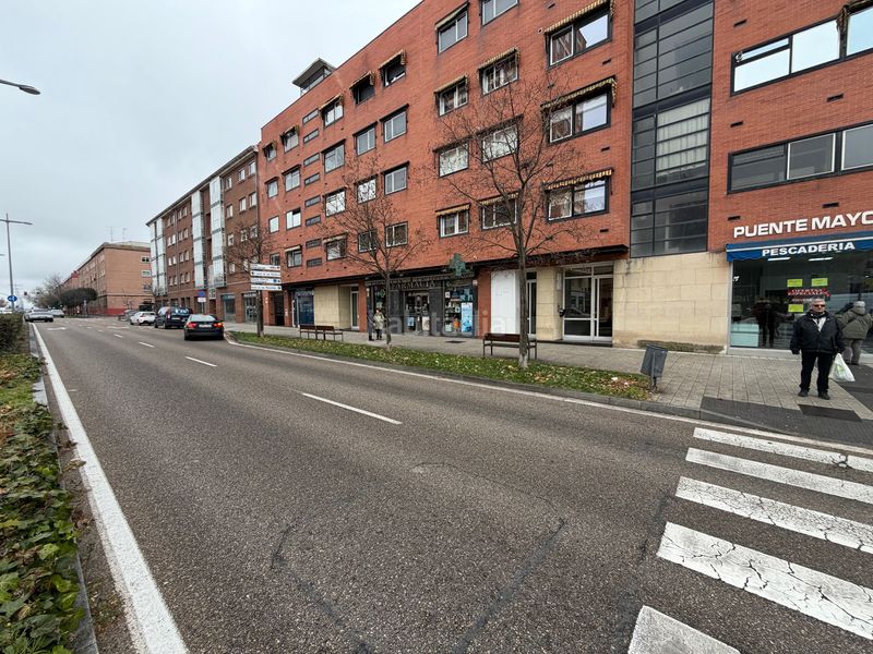 Foto ab4173d0-bab4-4f70-bee9-c30d02734101. Parking coche en avenida de burgos 6 grupo integra, amplia plaza de garaje en avenida de burgos junto al puente mayor . en Valladolid