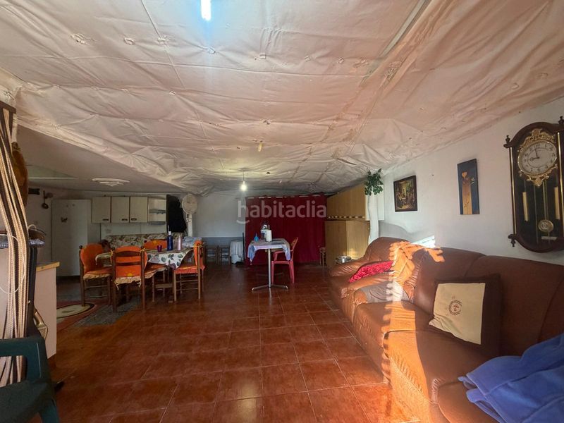 Foto cfb1b391-87c2-4d16-bf78-23ead4b6020b. Masia amb xemeneia a Cuelgamures