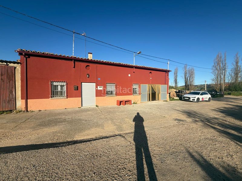 Foto e8f0bf49-76de-439c-a884-47744b2dd4d5. Masia amb xemeneia a Cuelgamures