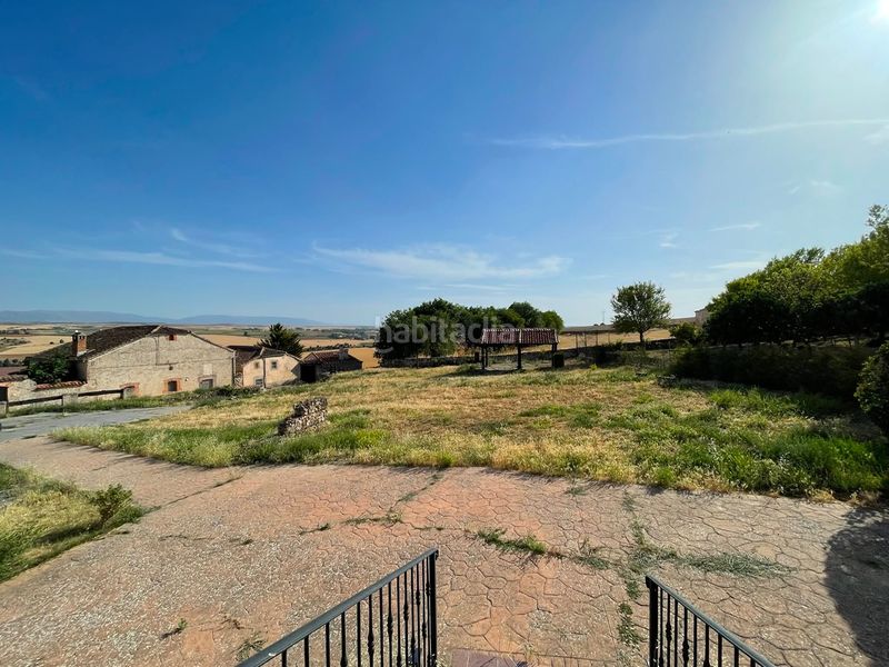 Foto 3d92237c-7906-45e2-bf16-738c7b2f27e0. Masia amb xemeneia calefacció aparcament a Sepúlveda