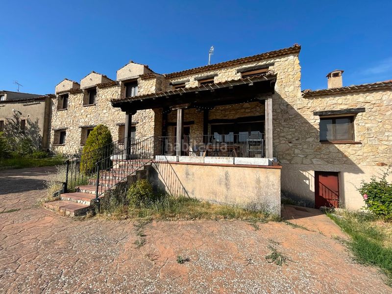 Foto da8a6c2a-7324-4c33-b72f-915cce6a68c9. Masia amb xemeneia calefacció aparcament a Sepúlveda