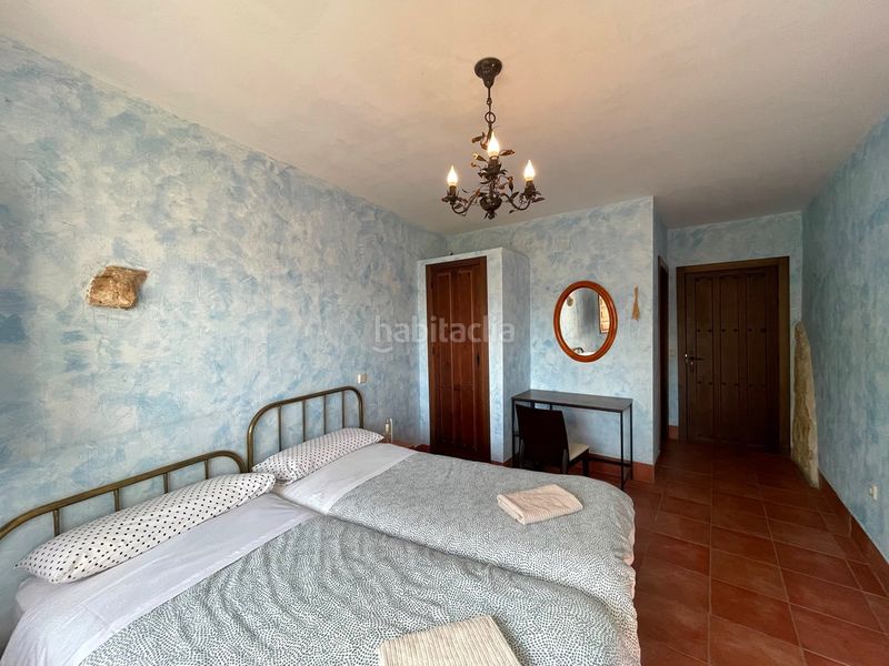 Foto f3647550-28cf-4496-954a-4e0c6370b8da. Masia amb xemeneia calefacció aparcament a Sepúlveda