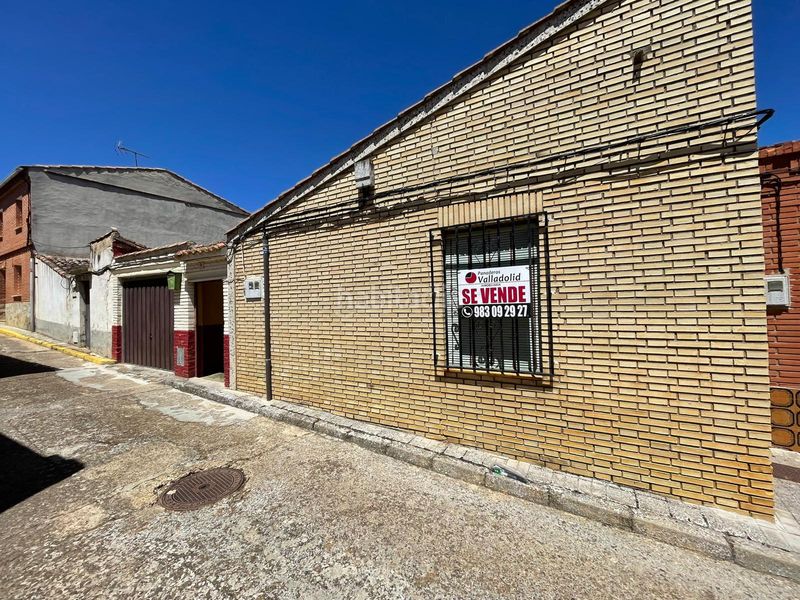 Foto a2d74766-9bed-468f-b546-6d25af34f753. Masia amb aparcament a Mayorga
