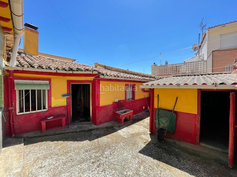 Foto f820a9c4-7232-43d1-a9fc-dde61ee08068. Masia amb aparcament a Mayorga