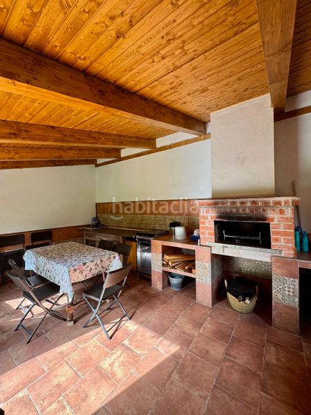 Foto adadf24a-8212-4122-99af-28ed301fbc2e. Masia amb xemeneia aparcament a Sepúlveda