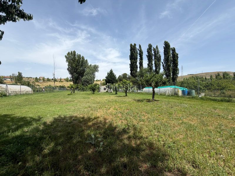 Foto aeb2d80f-630b-4ac7-be88-bae546f55d6f. Masia amb xemeneia aparcament a Sepúlveda