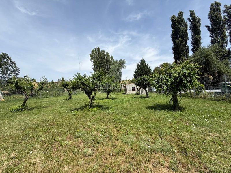 Foto dfeeb24d-f367-4567-a300-f8f8b539655b. Masia amb xemeneia aparcament a Sepúlveda