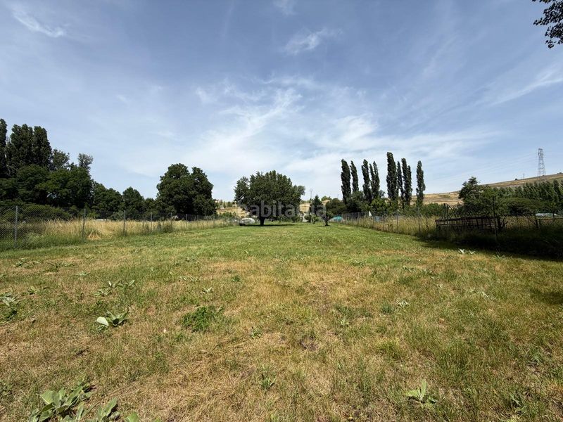Foto e2d3ff78-488f-4c12-b58f-b60473fac18f. Masia amb xemeneia aparcament a Sepúlveda