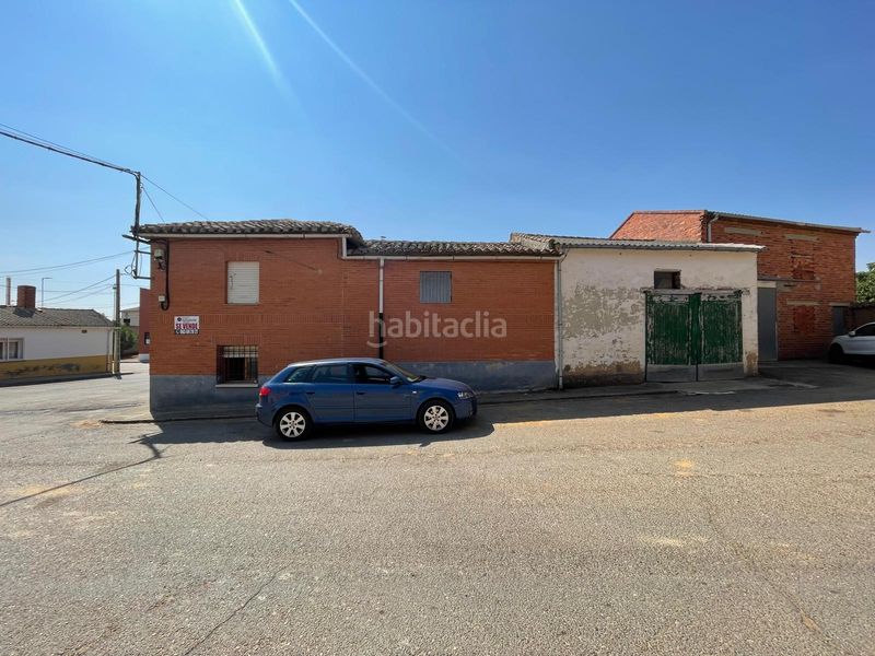 Foto d6be2967-65a0-4360-83f6-1a0282f1a3fa. Masia amb xemeneia calefacció aparcament a Joarilla de las Matas