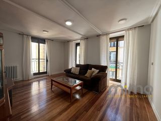 Pis a Calle de san jerónimo 23. Vivienda exterior en esquina en zona emblemática