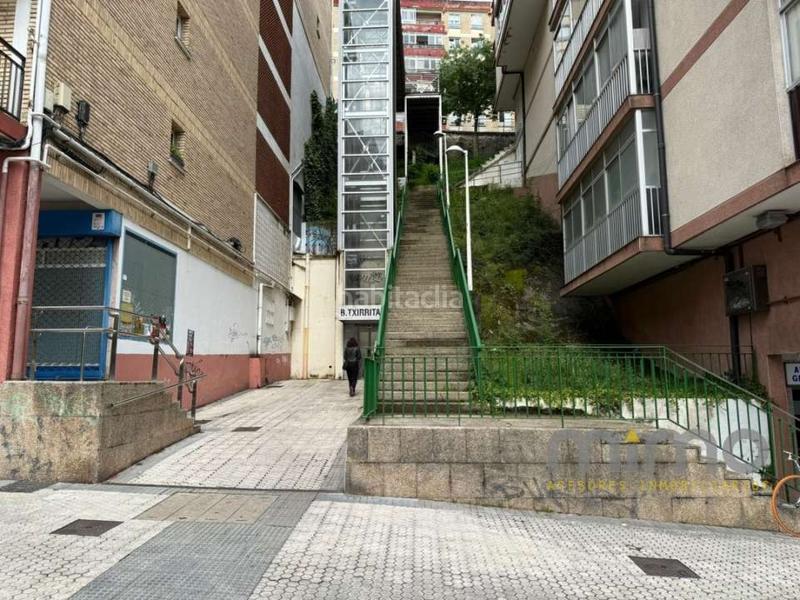Foto b866f3ea-a124-4b45-8948-57ee3e7aed55. Local commercial dans txirrita bertsolaria pasealekua 14 dans Donostia - San Sebastián
