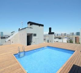 Pis a Carrer de mallorca 462. Modernidad con piscina sobre el cielo de barcelona.