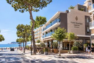 Edificio en Passeig marítim 100. Exclusiva oportunidad de inversión hotelera en 1ra línea de mar