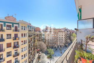 Pis  Carrer de rocafort. Piso alto muy amplio para entrar a vivir oportunidad !