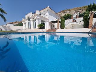 Casa a Centro. Encantadora parcela con dos casas, piscina infinita y vistas pri