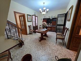 Casa adossada a Centro. Se vende acogedora vivienda de dos plantas, muy luminosa y con u