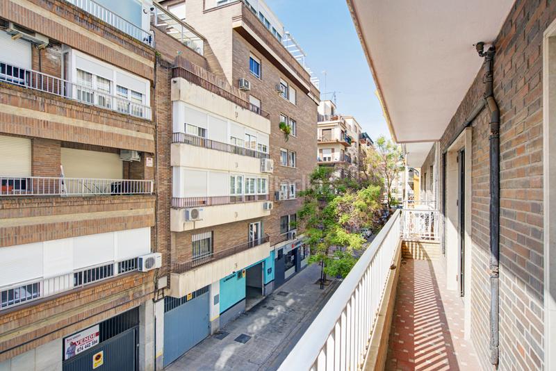 Foto b2bf6e14-cfbd-4f5e-82a1-c5d1a371855f. Piso ¡amplitud e inmejorable ubicación! en el barrio Fígares. en Granada