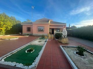 Chalet à La Paz. Chalet en venta en urbanización  las encinas, 3 dormitorios.