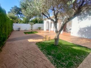 Chalet à La Paz. Chalet en venta en urbanización  las encinas, 4 dormitorios.