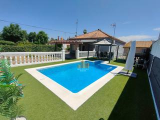 Chalet à La Paz. Chalet en venta en urbanización  las encinas, 5 dormitorios.