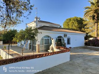 Chalet in Carmona. Chalet en venta en urbanizaciones, 4 dormitorios.