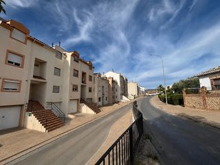 Maison jumelée à Zona de la Vega. Adosado en barriada la quinta
