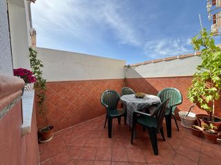 Casa adossada a Zona de la Vega. Adosado en barriada la quinta