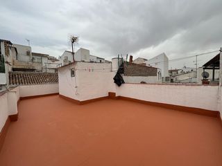 Casa adossada a Cueva de Menga. Esta casa es una oportunidad!