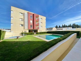 Etagenwohnung in Zona de la Vega. Piso con garaje y piscina comunitaria en la quinta