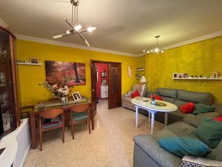 Flat in Zona de la Vega. Piso en urb. las albarizas