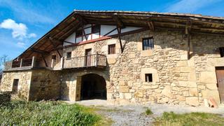 Masia a Andikoa auzoa 1. Caserío en entorno espectacular