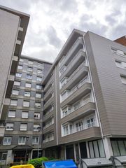 Flat  Komentukalea kalea. Piso céntrico y luminoso de 4 dormitorios y un baño