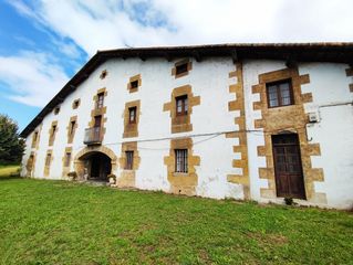 Casa  Bilbao etorbidea 2. Caserío en el centro de zaldibar