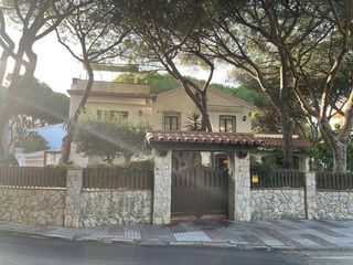 Casa en Centre-Platja. Exclusiva villa de 300 m� a solo 50 metros de la playa en platja