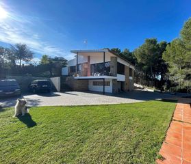 Casa en Matadepera. Espectacular villa con vistas al sant lloren�: