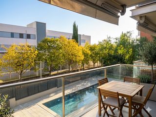 Flat in Turó de Can Mates. Luminoso piso de 3 habitaciones con terraza, piscina y zona comu