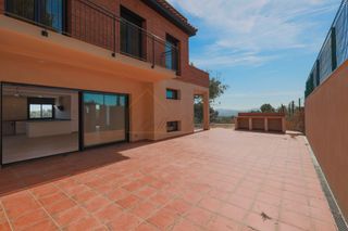 Casa pareada en Sant Muç. Casa pareada con 4 habitaciones con parking, calefacción, aire a