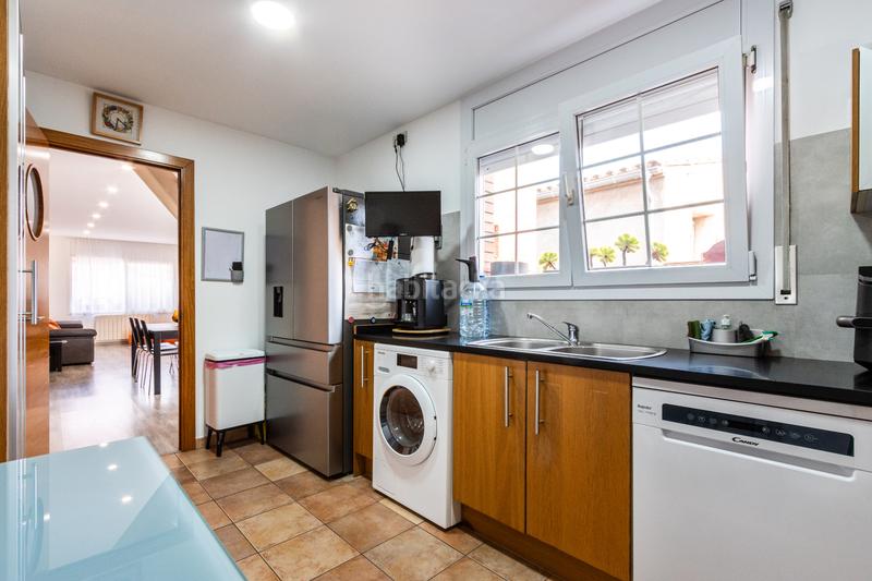 Foto 0dbc5111-5133-47bb-80b4-caec3fd72b66. Casa aparellada amb xemeneia calefacció aparcament a Castellar del Vallès
