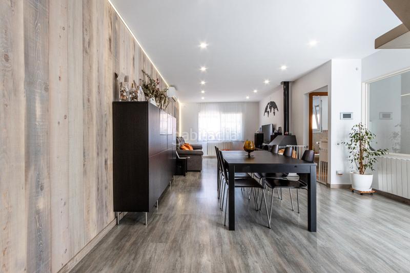 Foto 55a7d1c9-b31f-4f50-84c2-f12899d81d95. Casa aparellada amb xemeneia calefacció aparcament a Castellar del Vallès