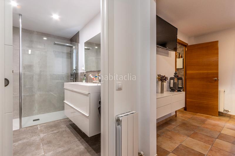 Foto 560a0801-2255-4060-9a0b-27494e73768a. Casa aparellada amb xemeneia calefacció aparcament a Castellar del Vallès