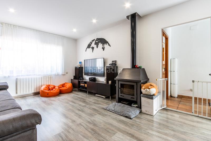 Foto d4adf042-bdee-4e12-aacf-d642f403d863. Casa aparellada amb xemeneia calefacció aparcament a Castellar del Vallès