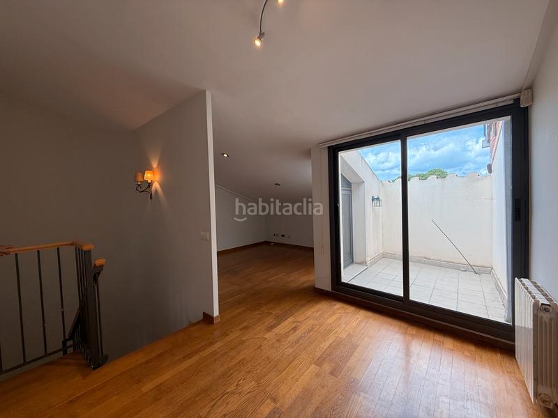 Foto 1ca25d3a-8302-43b6-b00a-d0cda8c7ffa1. Casa adossada amb xemeneia calefacció aparcament a Sabadell