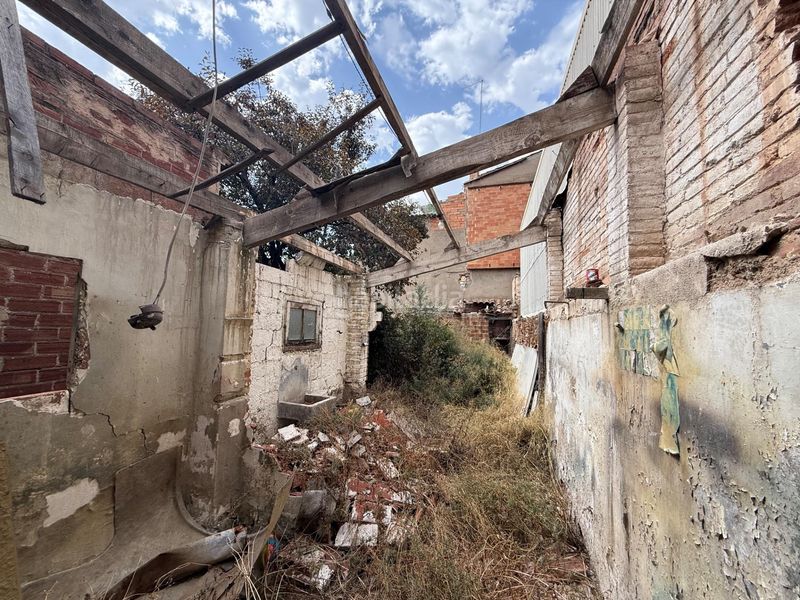Foto f30bfac0-e274-4c1b-8d00-429f5a874b53. Casa adossada a Centre Sabadell