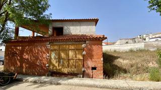Casa  N/a. Chalet sin terminar segregable en calle carnicería (tribaldos)