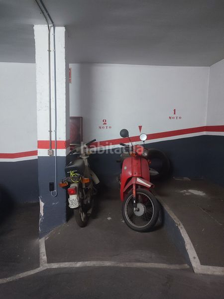 Foto bbd231fe-228b-4fac-81a5-d890c85c6877. Motorcycle parking in carrer del pintor gimeno 7 in Barcelona