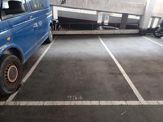 Aparcament cotxe a Carrer de la gleva 35. Plaza de parking